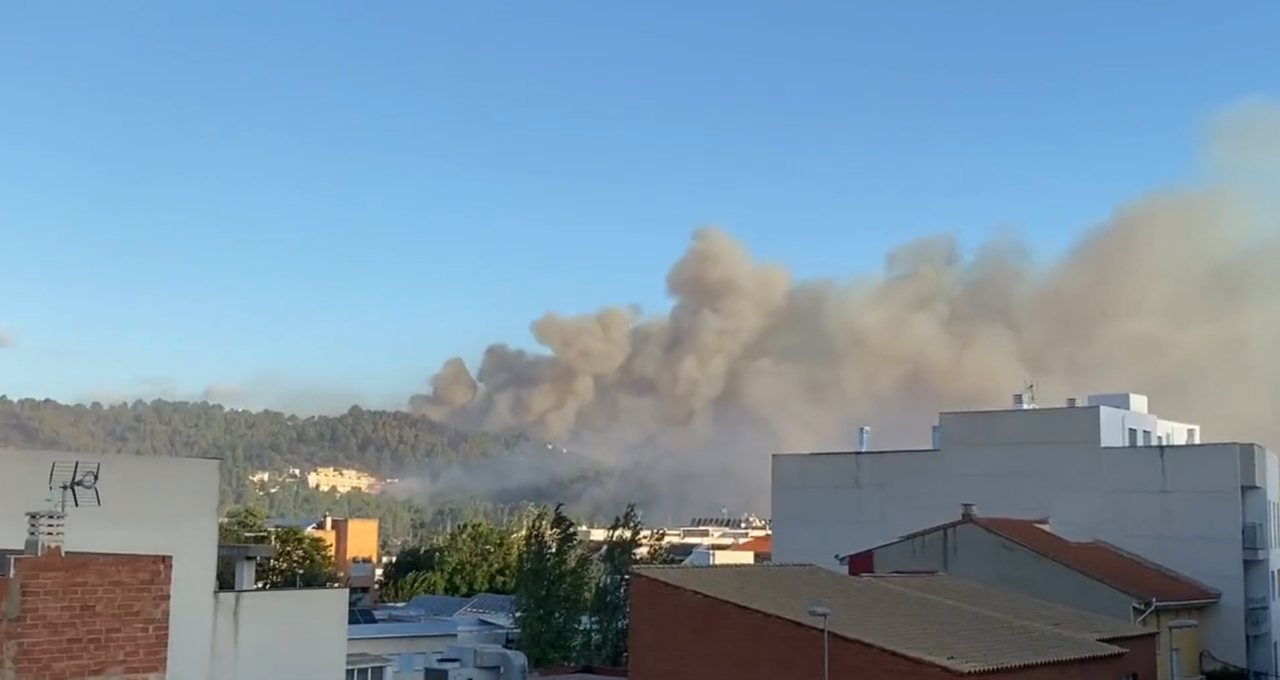 Població de Potries confinada a causa de l'impacte del fum de l'incendi.