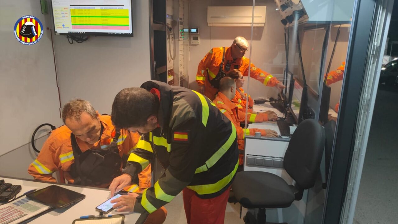 Imatge del Puesto de Mando Avanzado (PMA) on s'organitzen les operacions de resposta a l'incendi a Montixelvo.