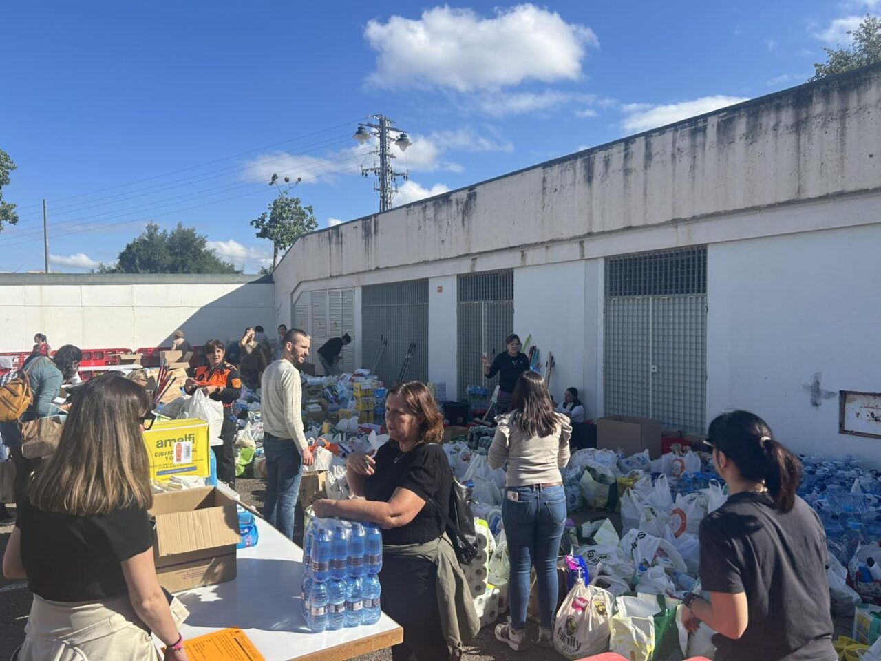 Solidaritat en acció: voluntaris recollint i classificant materials per ajudar els municipis veïns" - Font: Ajuntament d'Ontinyent.