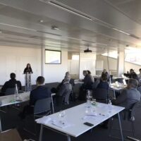 Foto La Agente de Innovación de INNOVALL exponiendo en una reunión de clusters europeos_resultado