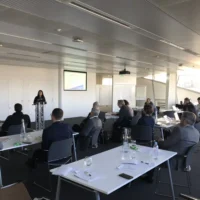 Foto La Agente de Innovación de INNOVALL exponiendo en una reunión de clusters europeos_resultado