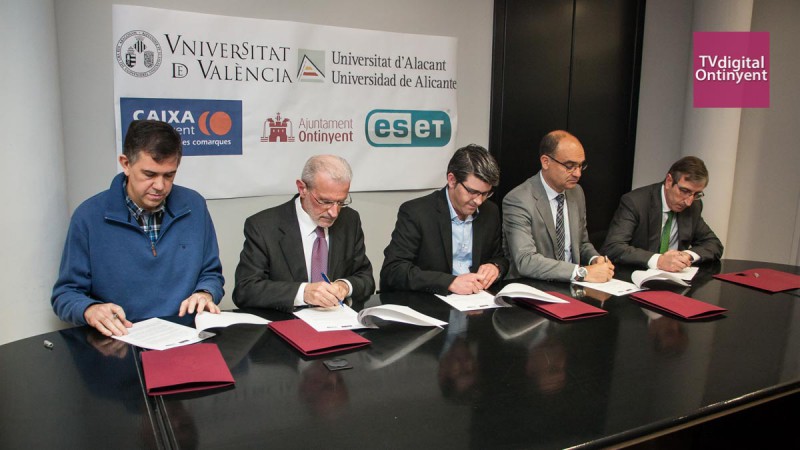D'esquerra a dreta, Vicent Coll, director d'ESET Ontinet Espanya, Esteban Morcillo rector de la universitat de València, Jorge Rodríguez alcalde d'Ontinyent, Manuel Palomar rector de la universitat d'Alacant i Vicent Penadés Director General de Caixa Ontinyent. Foto de Jordi Casanova
