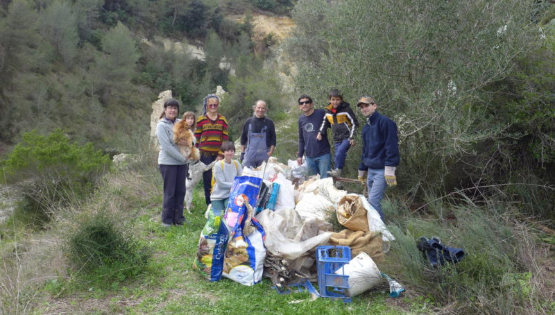 Grup de voluntaris netejen el riu Clariano després de les plujes torrencials al mes de desembre