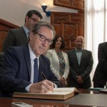 Iñaki Gabilondo firma el llibre d’honor de la ciutat d’Ontinyen